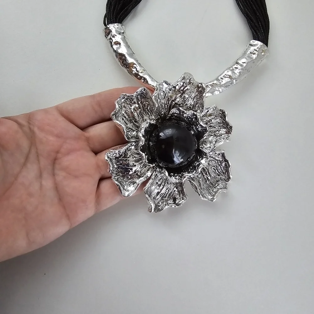 NWT Black Antique Silver Metal Flower Pendant Faux Leather Necklace Set